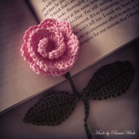 Rose Bookmark, Crochet Bookmark Pattern, Crochet Bookmark, Flower Bookmark, Crochet Bookmarks, How To Make Bookmarks, Crochet Rose, Crochet Flower Patterns, Crochet Applique