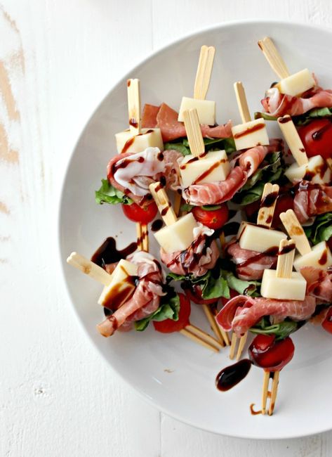 Mozzarella Skewers, Prosciutto Mozzarella, Easter Food Appetizers, Antipasto Skewers, Skewer Appetizers, Easter Appetizers, Easy To Make Appetizers, Easy Appetizer Recipes, Best Appetizers