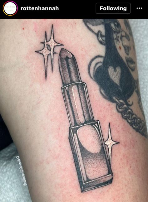 Vintage Lipstick Tattoo, Lipstick Tattoo Designs, Makeup Related Tattoo Ideas, Lipstick Tube Tattoo, Girly Tattoo Shop, Lipstick Tattoo Ideas, Chrome Tattoo Designs, Makeup Tattoo Ideas, Cosmetologist Tattoo