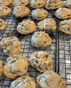 JOANNA GAINES CHOCOLATE CHIP COOKIES - A Little Bit of Grammy Jimmy Johns Cookie Recipe, Joanna Gaines Chocolate Chip Cookies, Joanna Gaines Recipes, Best Chocolate Chip, Chocolate Chip Cookie Bars, Tea Cookies, Choco Chips, Warm Chocolate, Chewy Chocolate Chip Cookies