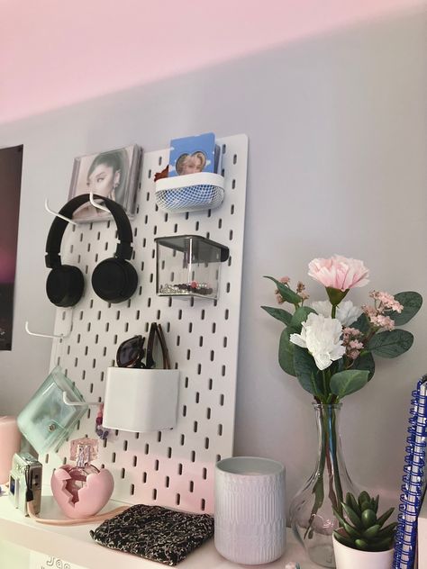 Enhypen Bedroom, Room Photo Wall, Room Poster Wall, Room Desk Decor, Future Bedroom Ideas, Posters On Wall Bedroom, Happy Room, Kpop Room, Candles Aesthetic