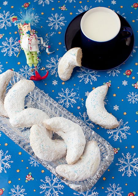 Almond_Cookies_1 by Yelena Strokin, via Flickr Button Cookies, Crescent Cookies, Italian Christmas Cookies, Christmas Shortbread, Tummy Yummy, Christmas Foods, Italian Christmas, Lord Byron, Buttery Cookies