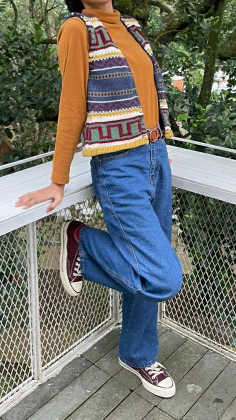 Sweater Vest Outfits Aesthetic, Grandpa Sweater Vest Outfit, Grandma Inspired Outfits, Vest Outfits 90s, Vest Outfits Vintage, Vintage Sweater Vest Outfit, Colorful Sweater Vest Outfit, Funky Cardigan Outfit, Grandma Vest Outfit