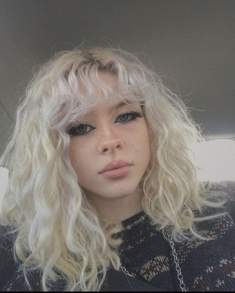 indie selfie fashion looks Partially Blonde Hair, Bleached Wavy Hair, Blonde Alt Girl, Partially Bleached Hair, Bleached Hair Ideas, Bleached Curly Hair, Car Selfie Ideas, Alt Indie Aesthetic, Bleach Hair Dye