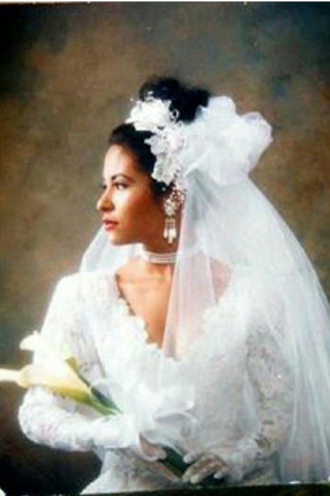 Selena's wedding picture Selena Quintanilla Outfits, Selena Quintanilla Fashion, Selena Pictures, Selena Q, Tejano Music, Selena Quintanilla Perez, Selena Quintanilla, Just In Case, Veil