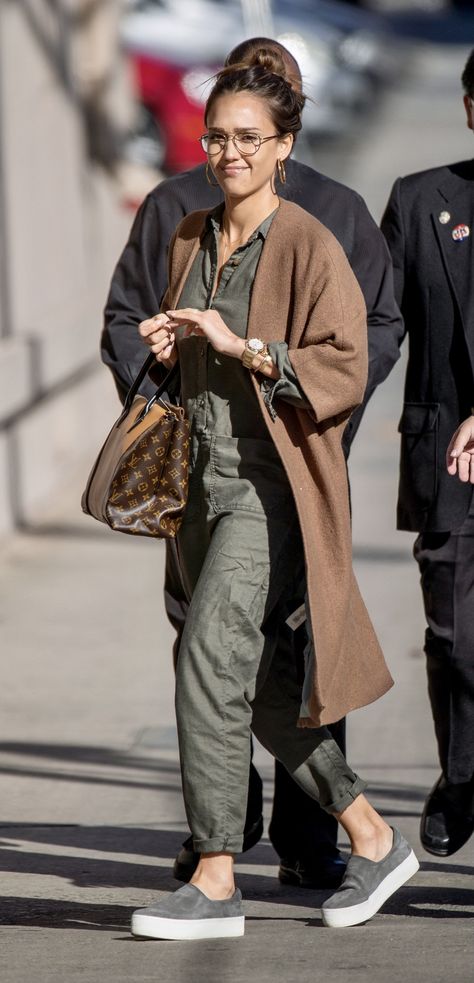 Jessica Alba Style Winter, Jessica Alba Street Style, Jessica Alba Casual, Jessica Alba Outfit, Khaki Jumpsuit, Jessica Alba Style, Casual Skirt Outfits, Middle Age Fashion, Jessica Alba