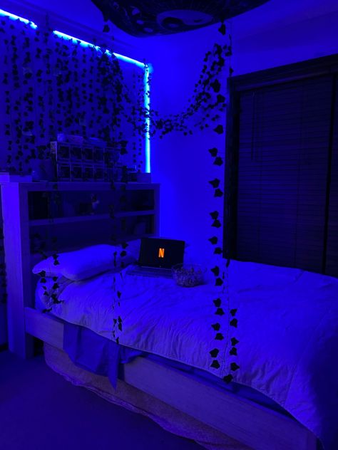 Royal Blue Room Aesthetic, Dark Blue Dorm Room, Dark Blue Aesthetic Bedroom, Blue Room Ideas Bedroom, Dark Blue Room Aesthetic, Dark Blue Room, Blue Themed Bedroom, Dark Blue Rooms, Light Blue Bedroom