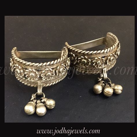 Payal Silver, Ring Combinations, Payal Designs Silver, Tika Jewelry, Silver Anklets Designs, Rajputi Jewellery, Delicate Gold Jewelry, Bangles Silver, Bridal Necklace Designs