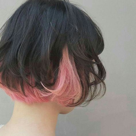 Kurti Hairstyle, Pink Underdye Hair, Vacation Hairstyle, Underdye Hair, Hairstyles Halloween, Halloween Hairstyles, Hairstyle Short, Hair Streaks, Short Hair Balayage