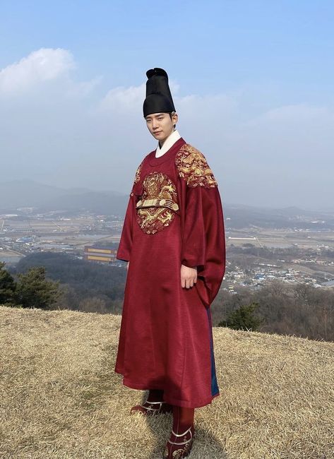 Lee JunHo (The Red Sleeve) Behind the scene 🎥 2021 Hanbok Male, Korean Men Fashion, Hanbok Traditional, Korean Traditional Clothing, Middle Eastern Fashion, Korean Drama Stars, Korean Traditional Dress, Korean Hanbok, Lee Junho