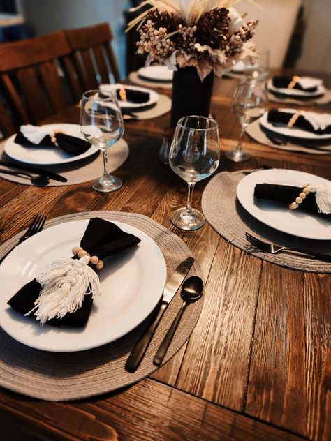 White Plates Black Silverware Table Setting, Black And Brown Table Setting, Black And White Table Setting Casual, Black And Beige Table Setting, Black Napkin Table Setting, Black Silverware Table Settings, Thanksgiving Plate Setting, Thanksgiving Plate Settings, Fall Decor Simple