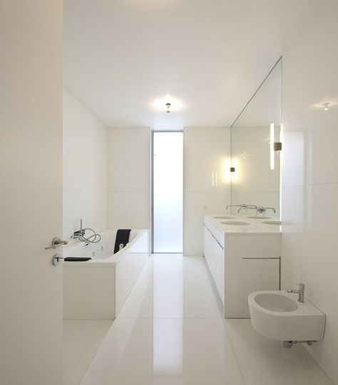 House in Ovar Design Interior Baie, White Bathrooms, Dekorere Bad, Bilik Air, Minimalist Bathroom Design, Scandinavian Bathroom, Interior Minimalista, Decor Baie, White Bath