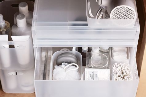 Japanese Storage Solutions, Muji Bathroom, Muji Drawers, Muji Storage, Japanese Homes, Japanese Storage, Muji Home, Stacking Shelves, White Tableware