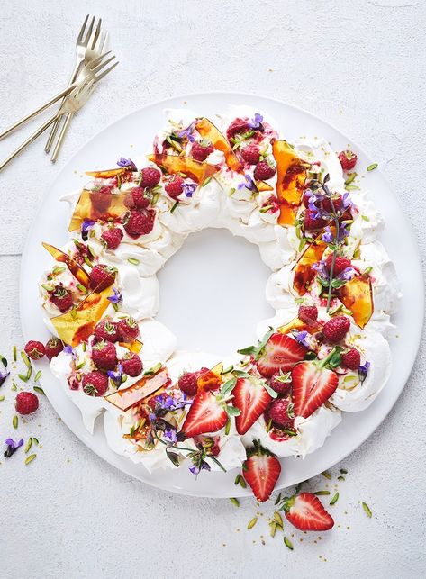 Transform meringues into this stunning Christmas dessert. Top with your favourites from the decorating suggestions. Meringue Wreath, Food Wreath, Pavlova Wreath, Christmas Pavlova, Chocolate Pavlova, Pavlova Dessert, Pavlova Cake, Pavlova Recipe, Avocado Dressing