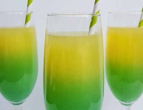 Pot Of Gold Mimosa, Green Mimosa Recipe, Green And Gold Food, Football Party Cocktails, Green And Gold Cocktail, Brunch Crowd, Classic Mimosa, Mimosa Champagne, Vodka Orange