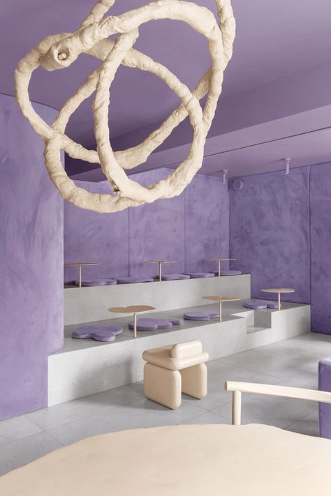 Appartement New York, Cooking Decorating, Themed Cafes, Purple Interior, Very Peri, Purple Decor, Purple Walls, Large Chandeliers, Color Of The Year