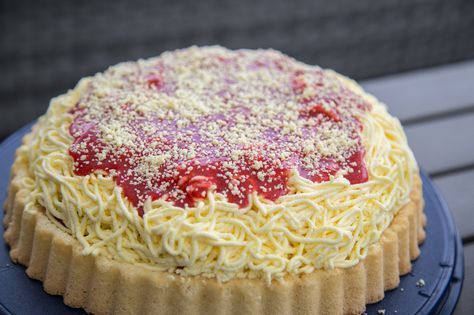 Mein neues Rezept - der Spaghettikuchen. Einfach nur lecker und einfach gemacht. Mit Paradiescreme, Erdbeeren und Parmesan Ersatz. Parmesan Substitute, Spaghetti Cake, Spaghetti Ice Cream, Ice Cream Parlor, Ice Cream Party, Easy Cake Recipes, Cake Cake, Food Cakes, Sheet Cake