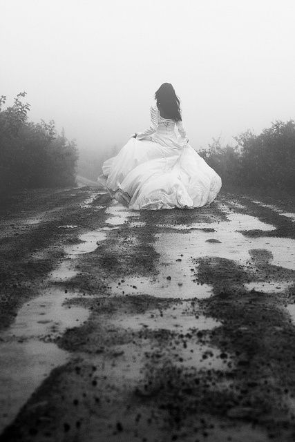 Runaway Bride, Psy Art, Fantasy Magic, Salou, Dark Photography, Story Inspiration, Foto Inspiration, Dieselpunk, Fotografi Potret