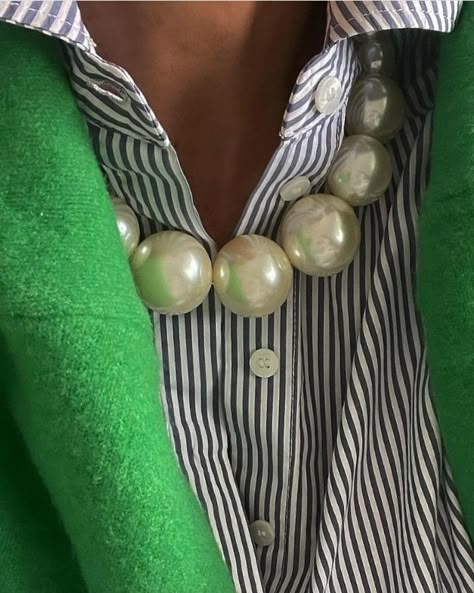 Pearl Necktie Outfit, Pearl Necklace Big, Big Pearl Necklace Outfit, Outfit Ideas With Pearl Necklace, Chunky Pearl Necklace Outfit, Green Necklace Outfit, Long Pearl Necklace Outfit, Outfit With Pearl Necklace, Modern Pearl Jewelry Necklace