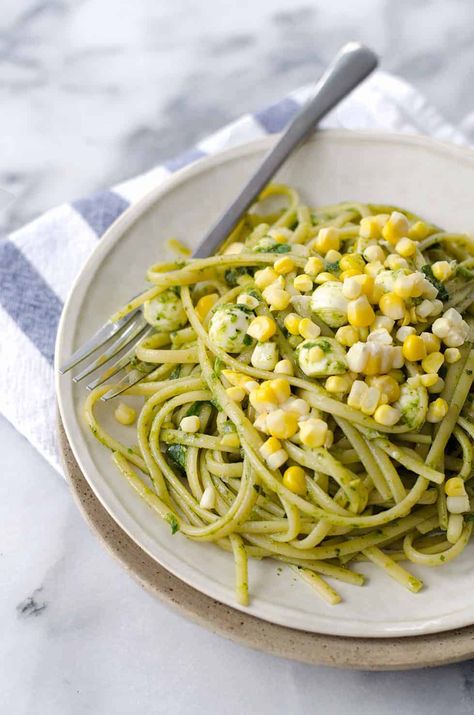 Pesto Corn, Vegetarian Burritos, Veggie Pot Pie, Healthy Italian Recipes, Pasta Vegetarian, Arugula Recipes, Salad Vegetarian, Vegetarian Enchiladas, Arugula Pesto