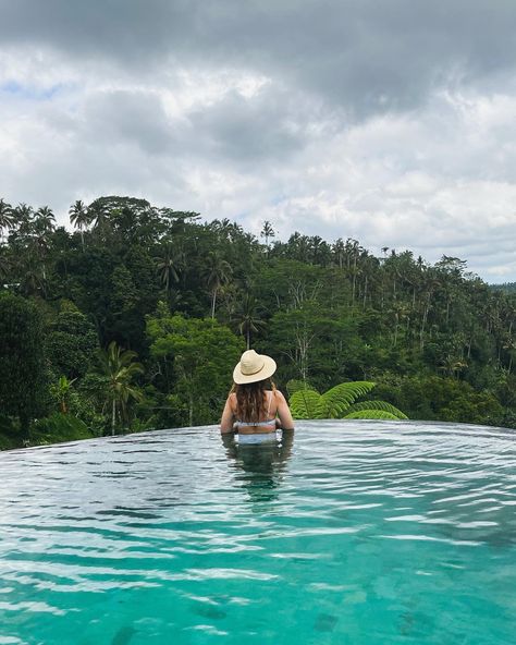 Bali Swimming Pool Ideas, Bali Photography Photo Ideas, Pool Side Photo Ideas, Pool Side Photos, Bali Photo Ideas Instagram, Villa Photoshoot Ideas, Infinity Pool Photoshoot, Infinity Pool Pictures, Staycation Photoshoot