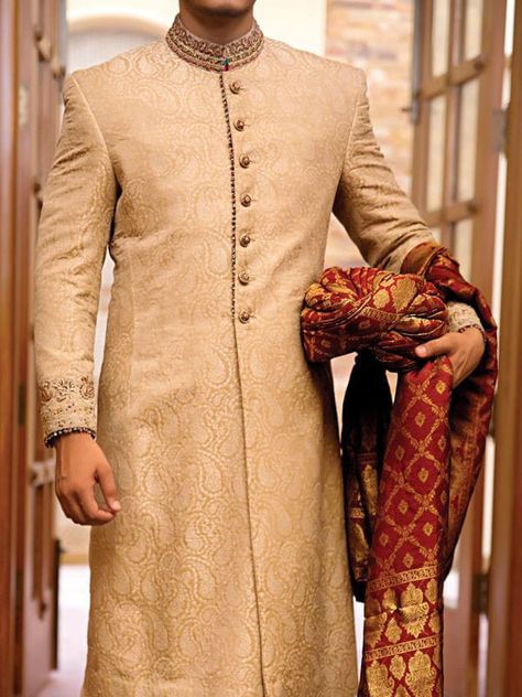 Bridegroom Sherwani Wedding, Shairwani Men Wedding Style, Gold Sherwani Groom, Groom Sherwani Pakistani, Groom Sherwani Indian, Sherwani Pakistani, Bridegroom Outfits, Sherwani Design, Indian Wedding Suits Men