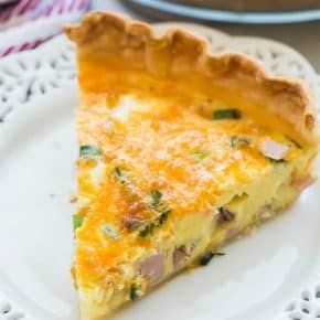 slice of quiche on a white plate Eggs Quiche, Tuna Quiche, Ham Quiche Recipe, Ham Quiche, Cheese Quiche Recipe, Banana Breakfast Cookie, Ham And Cheese Quiche, Cook Quinoa, Breakfast Casserole Bacon