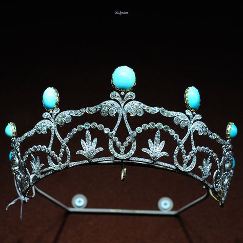 Diamond and tarquise tiara in antique juearly shop Martin du Daffoy Turquoise Tiara, Fantasy Accessories, Royal Jewellery, Bijoux Art Nouveau, Tiara Headpieces, Royal Crowns, Royal Tiaras, Beautiful Tiaras, Diamond Tiara