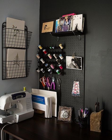 The Top 70+ Pegboard Ideas - Home Design and Storage - Next Luxury Ikea Skadis Pegboard Black, Pegboard Wall Ideas Office, Pegboard Bedroom, Pegboard Art Supplies, Pegboard Art, Pegboard Black, Pegboard Decor, Organizer Tips, Black Pegboard