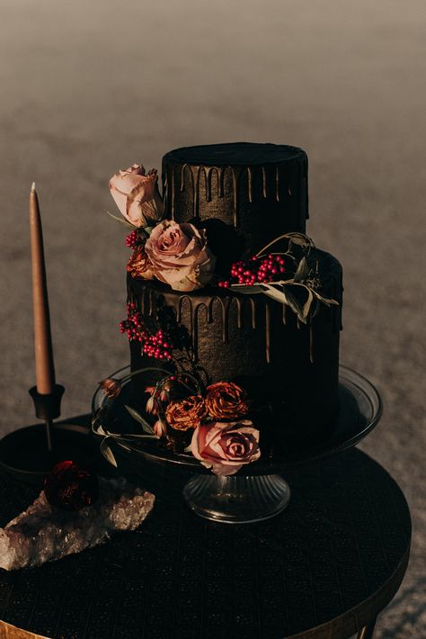 Gothic Wedding Cake, Gothic Cake, Halloween Wedding Cakes, Bolo Halloween, Dark Wedding Theme, Cake With Flowers, Black Cake, Black Wedding Cakes, Wedding Cakes Blue