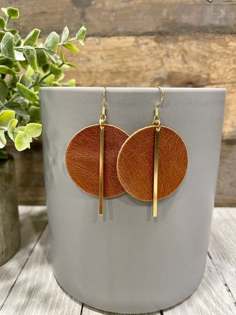 Metal And Leather Earrings, Things To Make With Leather Scraps Ideas, Genuine Leather Earrings, Engraved Leather Earrings, Small Leather Earrings, Leather And Metal Earrings, Simple Leather Earrings, Handmade Leather Earrings Ideas, Wood And Leather Earrings