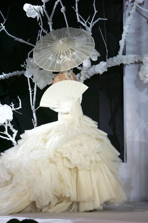 Origami Inspiration, Couture Dior, Galliano Dior, Dior Style, Crazy Fashion, Glamouröse Outfits, Mode Costume, Collection Couture, Christian Dior Haute Couture