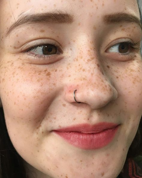 Aesthetic Nose Piercing Stud, Nose Piercing Inspiration, Nose Piercing Stud Aesthetic, Nostril Piercing Aesthetic, Stud Aesthetic, Natrual Nails, Girl With Freckles, Cute Piercing, Beautiful Nose