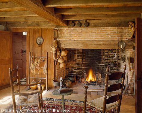 Great walk in fireplace Primitive Fireplace, Colonial Interior, Primitive Homes, Rustic Fireplaces, Casas Coloniales, Colonial Decor, Primitive Home, Colonial House, Rustic Cabin