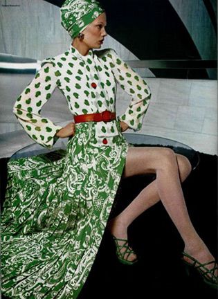 1972 Lanvin green/white blouse + skirt ensemble 70s Mode, Moda Hippie, Fashion 1970s, Fashion 70s, Christie Brinkley, Seventies Fashion, Bohol, 1970s Fashion, Moda Vintage