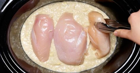 Guests will be begging for seconds after tasting this slow cooker 'no peek' chicken Cosy Food, No Peek Chicken, No Peek, Rice Cream, Simple Dinners, Chicken Crockpot Recipes Easy, Crockpot Ideas, Minute Rice, Cooked Pasta