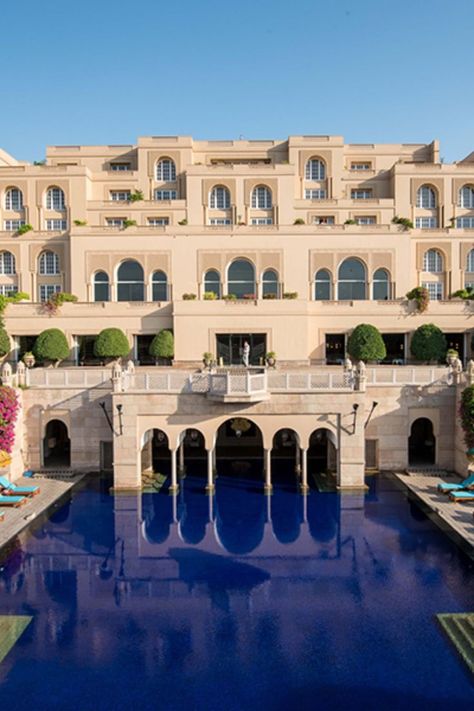 The Oberoi Amarvilas finds its inspiration in Mughal palace designs; with fountains, terraced lawns, reflection pools, and pavilions. Image Credits – The Oberoi Amarvilas Hotel Pool Design, Mughal Palace, Oberoi Amarvilas, The White Lotus, Hotel Exterior, Mughal Architecture, Wedding Hotel, Vogue Wedding, Reflecting Pool