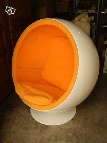 A must have one day, I have always wanted to have a chair like this, but I want to speakers in it and everything. Egg Chair 70s, Orange Egg Chair, 70s Egg Chair, Retro Futuristic Furniture, 70s Chair, 70s Chairs, 50s Furniture, Pink Desk Chair, Retro Chairs