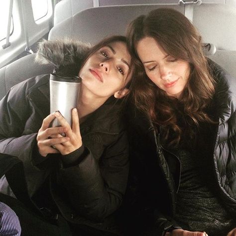 #shoot #poi #sarashahi #amyacker Amy Acker, Sarah Shahi, Person Of Interest, On Twitter, Twitter