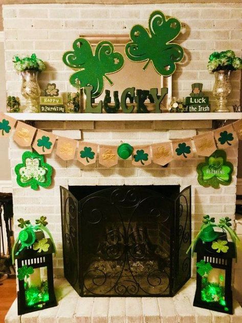 Paint the town green with these St Patricks Day Party Ideas! Sant Patrick, St Patricks Decorations, Shamrock Wreath, Fete Saint Patrick, St Patricks Crafts, Irish Party, San Patrick, The Mantle, Bow Wreath