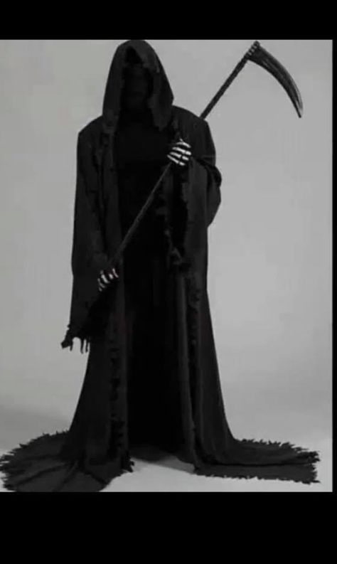 Grim Reaper Holding Scythe, Halloween Costumes Grim Reaper, Grim Reaper Costume Men, Grim Reaper Oc Male, Grim Reaper Costume Female, Grim Reaper Costume Women, Grim Reaper Painting, Grim Reaper Hood, Grim Reaper Outfit