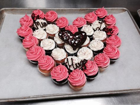 Valentine's pull apart cake Cupcake Pull Apart, Pull Apart Cupcake, Heart Shapes Template, Pull Apart Cupcake Cake, Pull Apart Cake, Cake Pulls, Pull Apart Cupcakes, Heart Cupcakes, Valentines Cupcakes