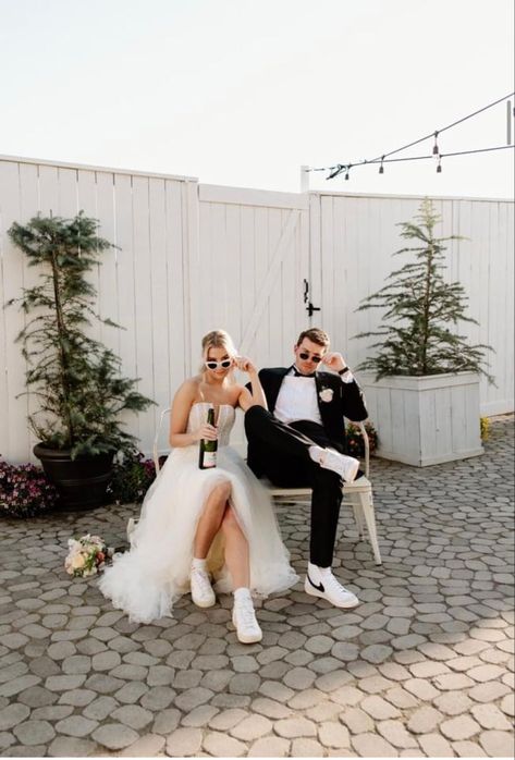 Edgy Wedding, Pre Wedding Photoshoot Outfit, Wedding Picture Poses, Wedding Photos Poses, Courthouse Wedding, Cute Wedding Ideas, Civil Wedding, Atlanta Wedding, Pre Wedding Photoshoot