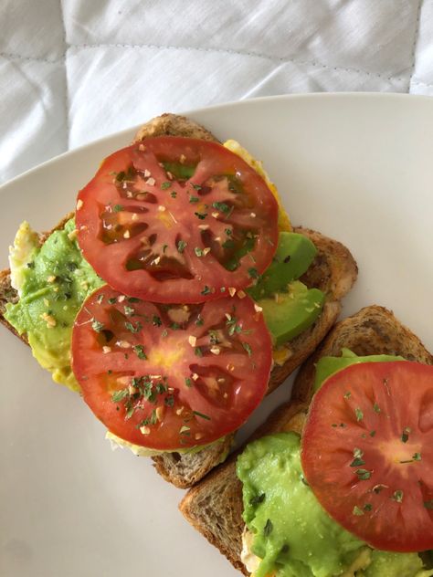 Avocado toast with eggs and tomato breakfast ideas Plats Healthy, Healthy Food Dishes, Healthy Food Motivation, Healthy Lifestyle Food, Think Food, Idee Pasto Sano, Boiled Egg, Food Goals, Deviled Eggs