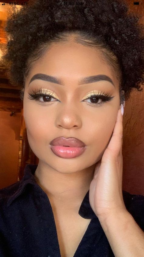 Make Up Looks For Light Skin Black Women, Plus Size Makeup, Winter Eye Makeup, Gold Makeup Looks, New Year's Makeup, Pretty Makeup Looks, Natural Glowy Makeup, Brown Skin Makeup, Face Beat