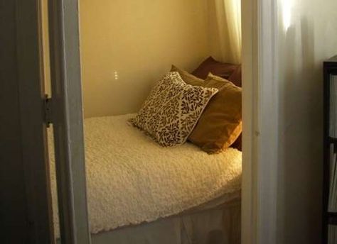 A bedroom in a closet! Great idea for living in a studio or making a tiny guest room if you don't have an extra bedroom Bedroom In A Closet, Tiny Guest Room, Sleeping Nook, Bed Nook, Closet Planning, Bedroom Nook, Built In Bed, Extra Bedroom, Sleeping Room