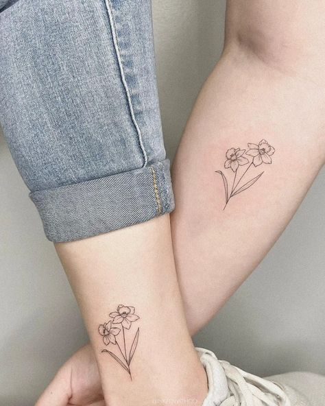 Flower Tattoo Daffodil, Daffodil Tattoo Ideas, Dainty Daffodil Tattoo, Tattoo Daffodil, Small Bff Tattoos, Daffodil Flower Tattoos, Narcissus Flower Tattoos, Simple Flower Tattoo, Daffodil Tattoo