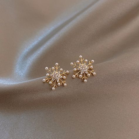 Winter Exquisite Pearl Snowflake Shape Golden Girls Earrings Elegant Accessories Korean Fashion قلادات متدلية, Simple Gold Earrings, New Gold Jewellery Designs, Gold Earrings Models, Bridal Jewelry Vintage, Pretty Jewelry Necklaces, Gold Jewelry Stores, Indian Jewellery Design Earrings, Gold Fashion Necklace