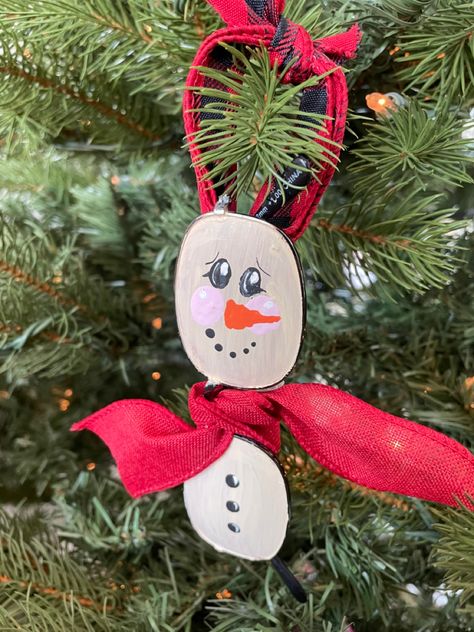 Eye Glasses Made Into Snowman, Simple Small Christmas Ornaments, Diy Snowmen Ornaments Ideas, Snowman Glasses Ornament, Snowman Glasses, Christmas Orniments, Old Glasses, Christmas Time Is Here, Snowman Crafts