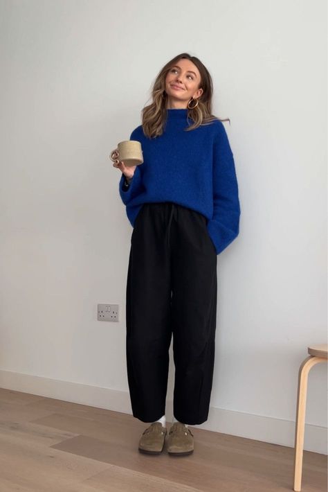 Cute Professor Outfits, White Collar Shirt Outfits Women, Modern Authentic Style, Dark Blue Overalls Outfit, Oversized Office Outfit, Joggers Winter Outfit Women, Mum Fashion 2023, Outfits For 30 Degree Weather, Copenhagen Outfits Winter